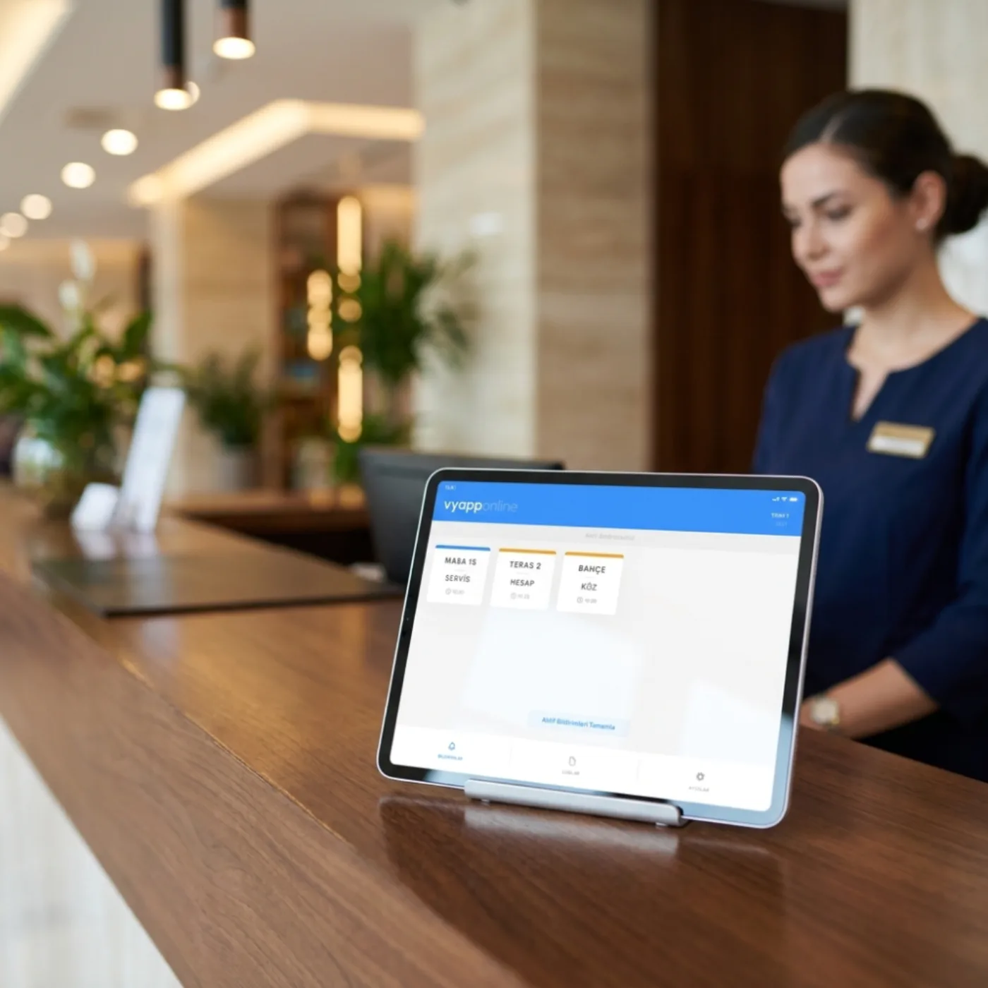 Otel resepsiyonundaki tablette görünen Vycall yardım çağrısı bildirimi
