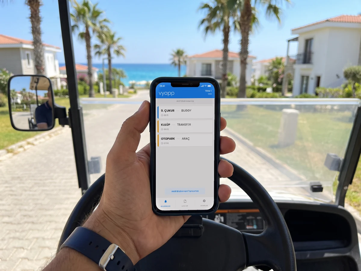 Buggy şoförünün elindeki telefonda VyApp Smart Call ekranında beliren durak çağrıları