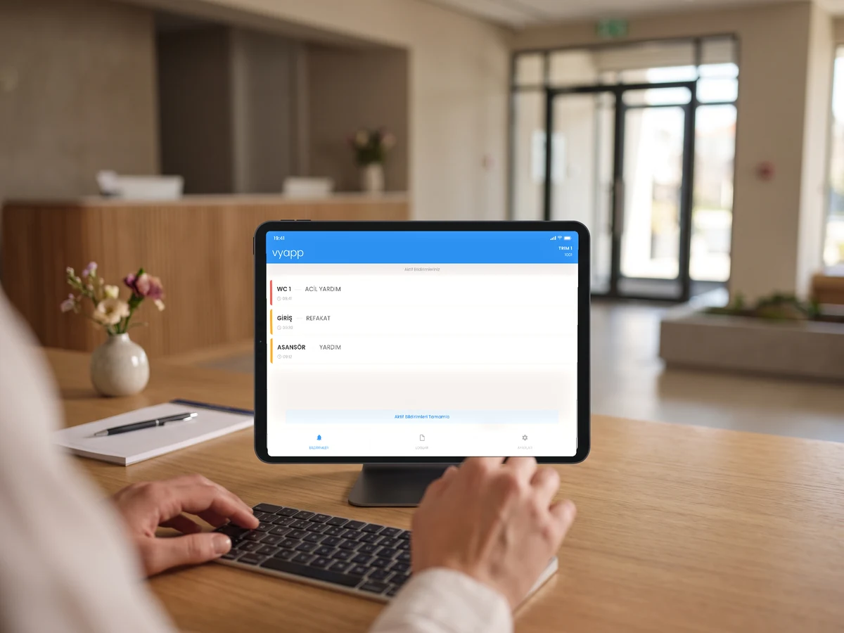Resepsiyon masasındaki tablette VyApp Smart Call listesinde beliren yardım çağrıları