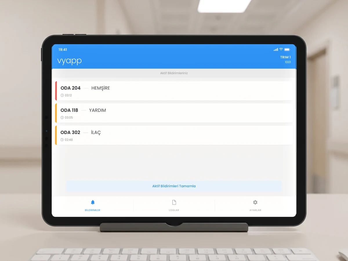 Hemşire istasyonundaki tablette VyApp Smart Call listesinde beliren oda çağrıları